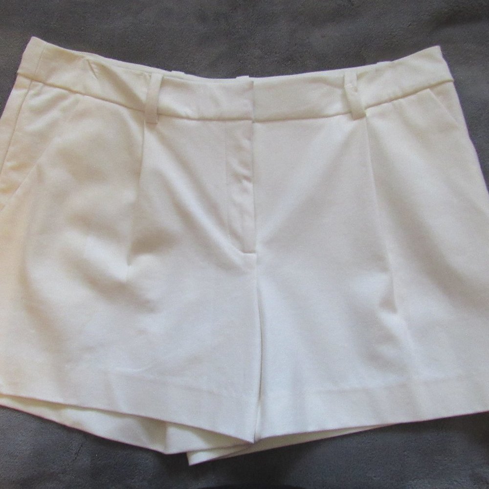 DIANE VON FURSTENBERG- NWT White Shorts ~ Size 14